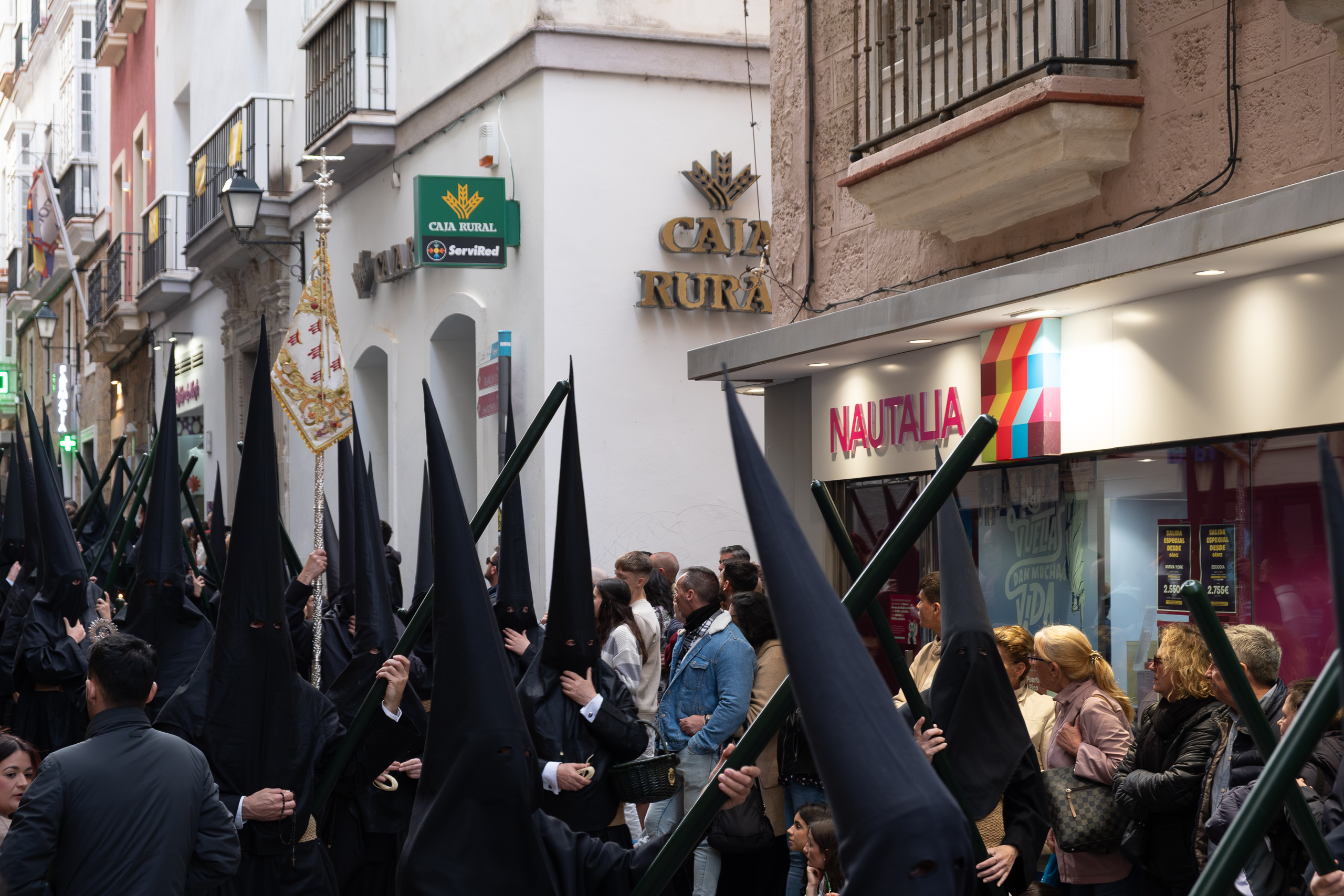 Schwarze Nazarenos beim Umzug durch die Gassen
